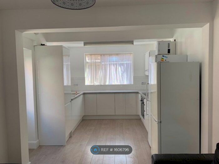 5 Bedroom Semi-Detached House To Rent In Newcombe Road, Hampshire, SO15