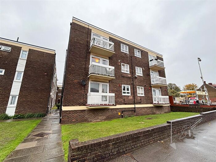 1 Bedroom Flat For Sale In Fountain Walk, Northfleet, Gravesend, DA11
