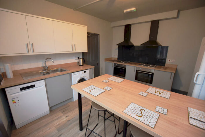 6 Bedroom Terraced House To Rent In Victoria Promenade, Northampton, NN1