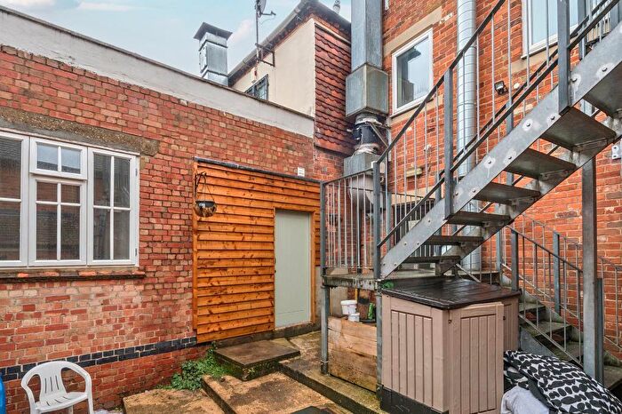 2 Bedroom Flat For Sale In Newbury, Berkshire, RG14