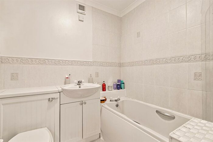 2 Bedroom Flat For Sale In Cornmill Court, Clydebank, G81