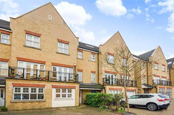 4 Bedroom House To Rent In Osier Crescent, London, N10