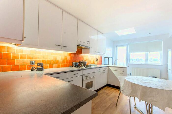3 Bedroom Flat To Rent In Oakleigh Road North, Finchley, London, N20
