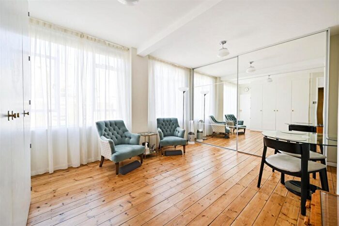Apartment For Sale In Florin Court, Charterhouse Square, London, EC1M