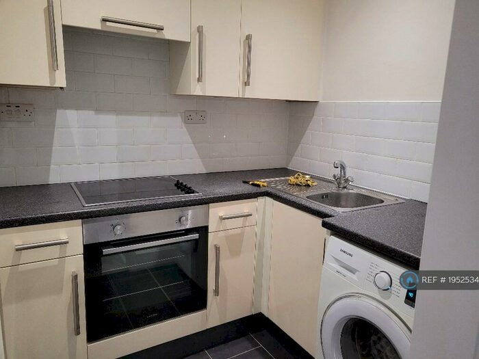 1 Bedroom Flat To Rent In Highclere Court, Knaphill, Woking, GU21