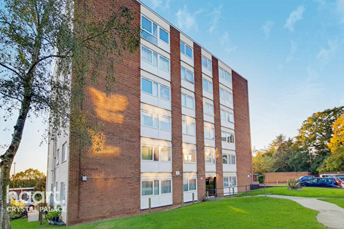 2 Bedroom Flat For Sale In Priory Crescent, London, SE19