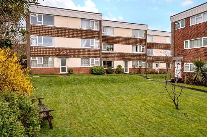 2 Bedroom Apartment For Sale In Winton Court, Petersfield, Hampshire, GU32