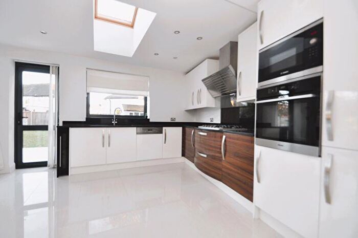 5 Bedroom Semi-Detached House To Rent In Beechcroft Avenue, New Malden, KT3