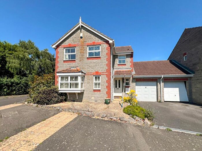 3 Bedroom Link Detached House For Sale In Smallmoor Chase, Walton, BA16