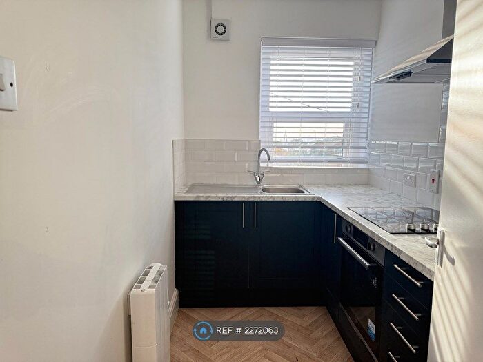 Studio To Rent In Holton Road, Barry, CF63