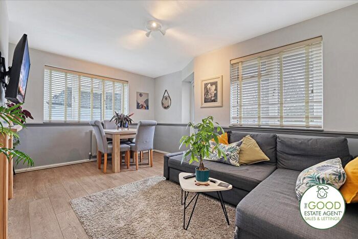 2 Bedroom Flat For Sale In Oakfields, Loughton, IG10