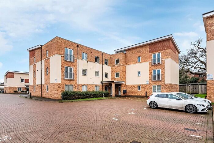 2 Bedroom Flat For Sale In Thornton Close, Leatherhead, Surrey, KT22