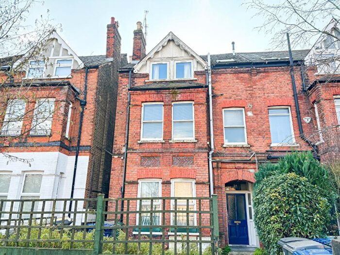 2 Bedroom Flat For Sale In Cricklewood Lane, London, NW2