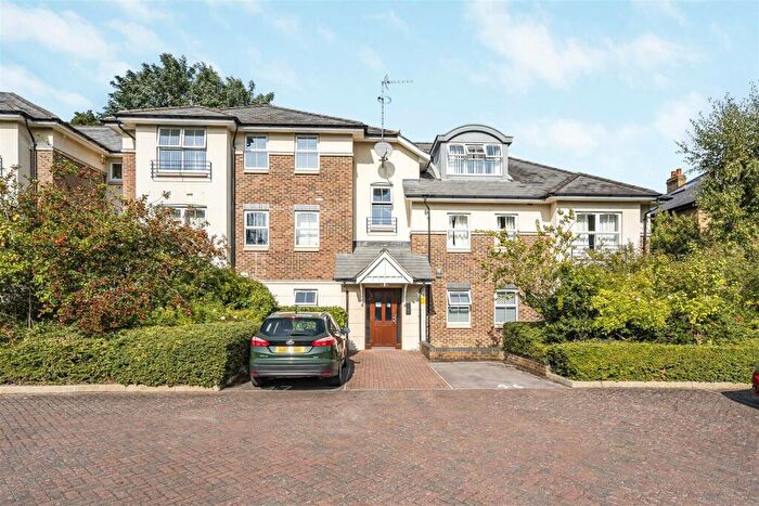 2 Bedroom Flat For Sale In Elizabeth Court, Lower Kings Road, Kingston Upon Thames, KT2