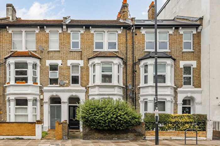 2 Bedroom Flat To Rent In Askew Road, Shepherds Bush, W12