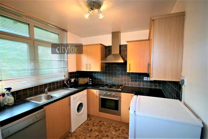 3 Bedroom Maisonette To Rent In Cambridge Heath Road, E1