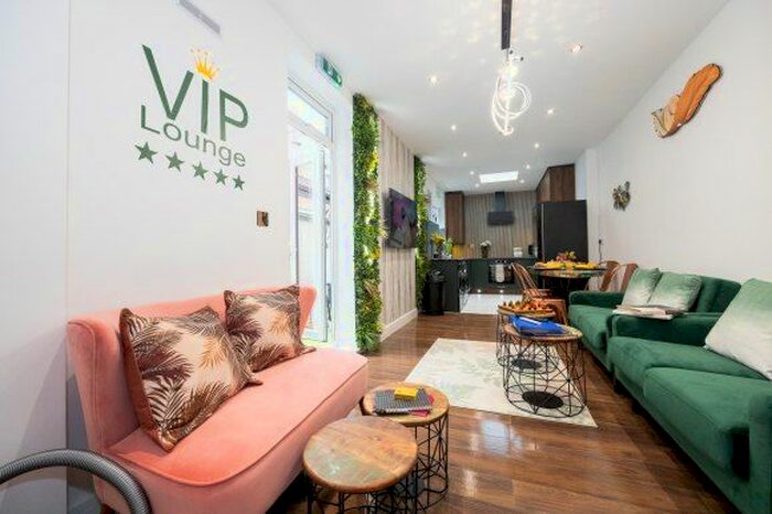 7 Bedroom Terraced House To Rent In Albion Road, Manchester, Greater Manchester, M14