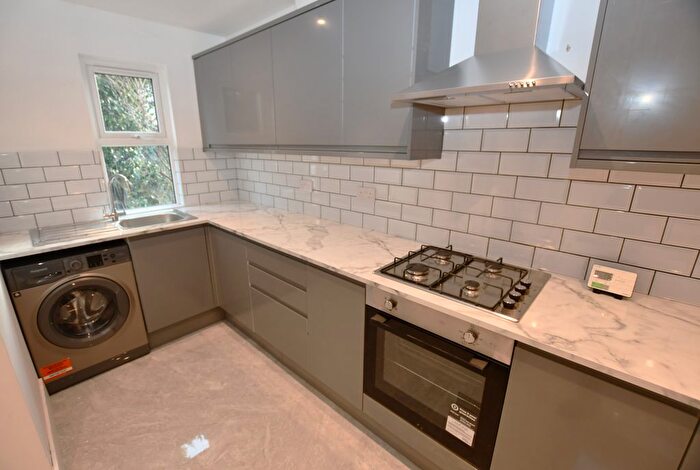 3 Bedroom Semi-Detached House To Rent In Davidson Road, Croydon, CR0