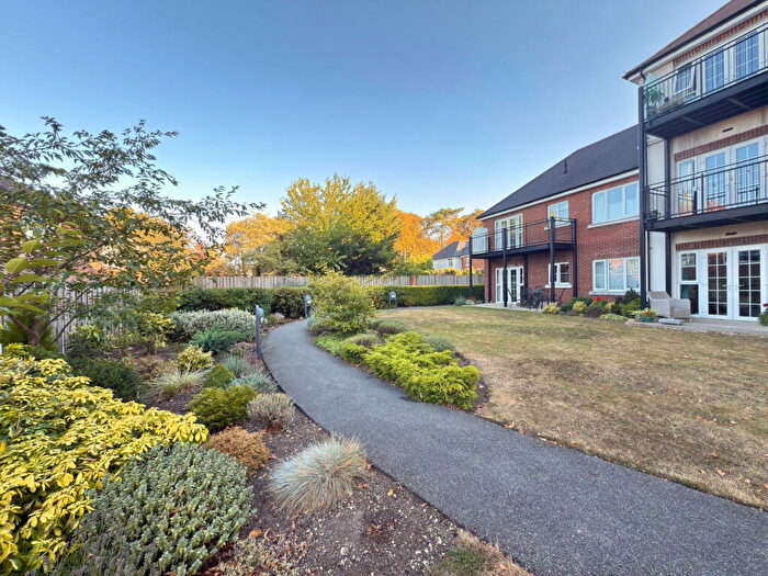 1 Bedroom Flat For Sale In Eaves Court, The Retreat, Princes Risborough, HP27