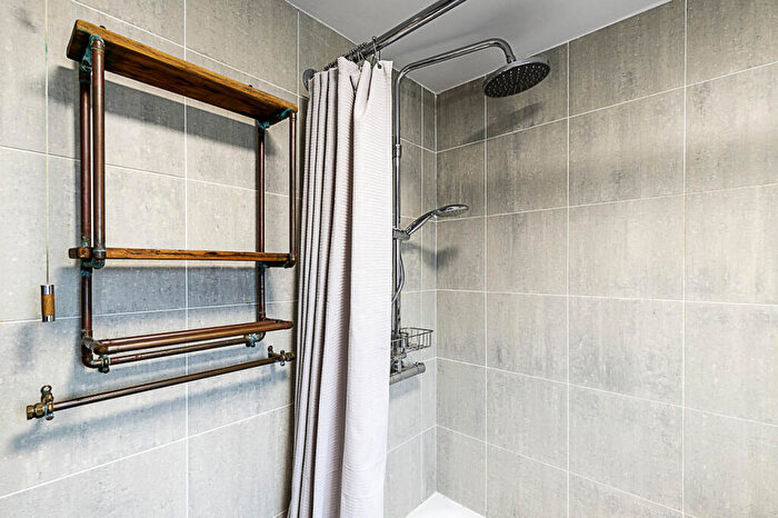 1 Bedroom Flat To Rent In Mile End Road E Lj, London, E1