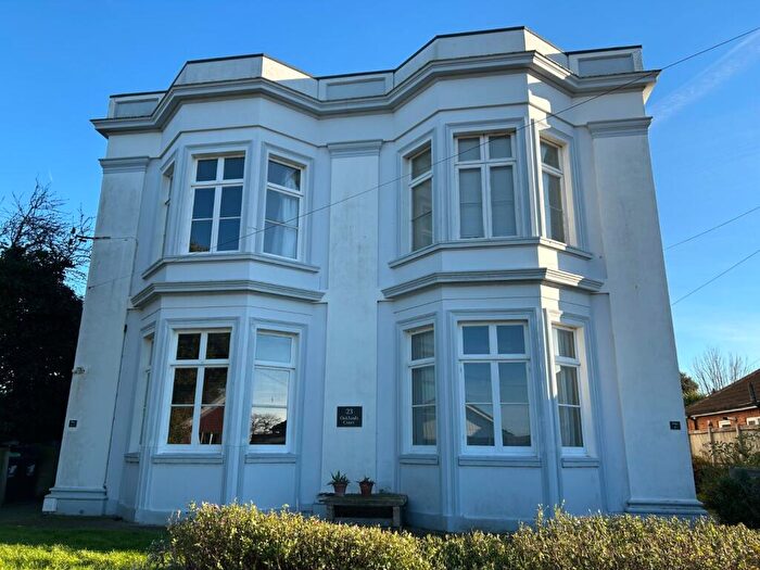 2 Bedroom Flat To Rent In Oaklands Court, Vicarage Street, Broadstairs, Kent, CT10
