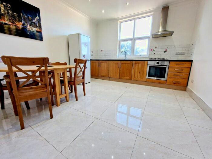 2 Bedroom Flat To Rent In High Road, Stamford Hill, N15