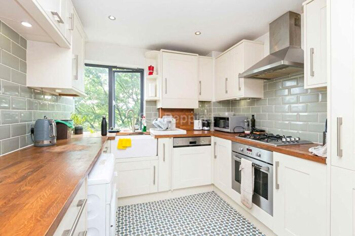 3 Bedroom Apartment To Rent In Manor Gardens, Holloway, N7