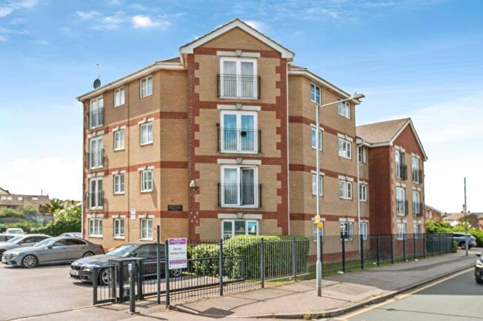 2 Bedroom Flat For Sale In Dunlop Road, Tilbury, Essex, RM18