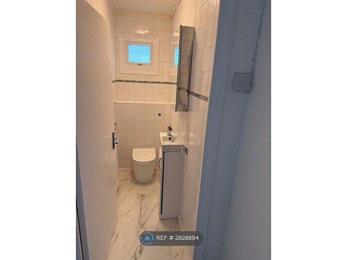 3 Bedroom Semi-Detached House To Rent In Hockwell Ring, Luton, LU4