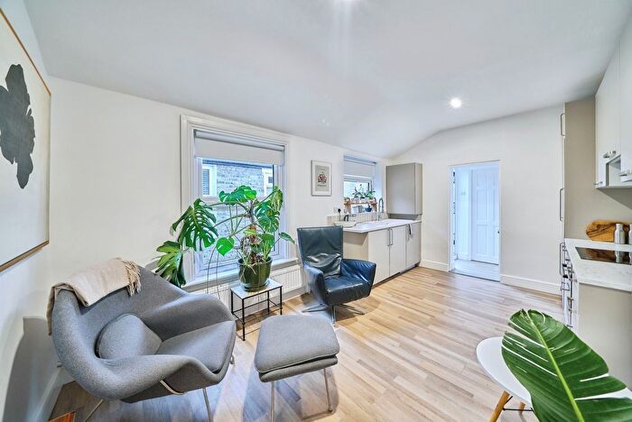 1 Bedroom Flat For Sale In Harcourt Road, London, London, E15