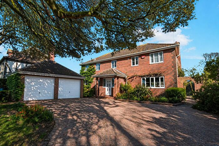 4 Bedroom Detached House For Sale In Kingsgate Avenue, Broadstairs, Kent, CT10