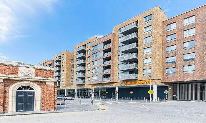 2 Bedroom Apartment To Rent In Lang Court, High Street, London, N8