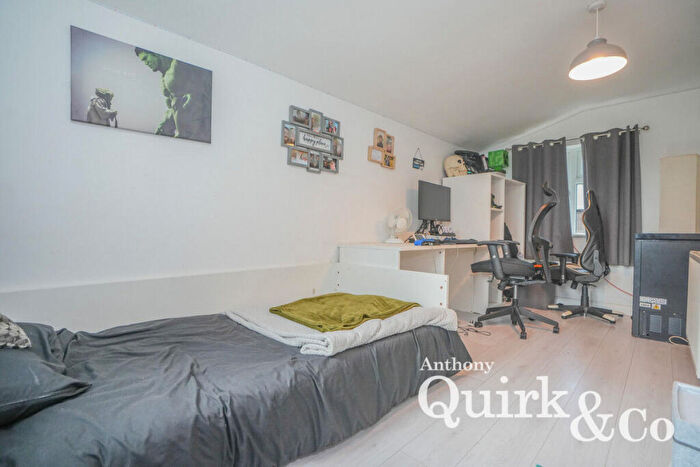 2 Bedroom Detached Bungalow For Sale In Thisselt Road, Canvey Island, SS8