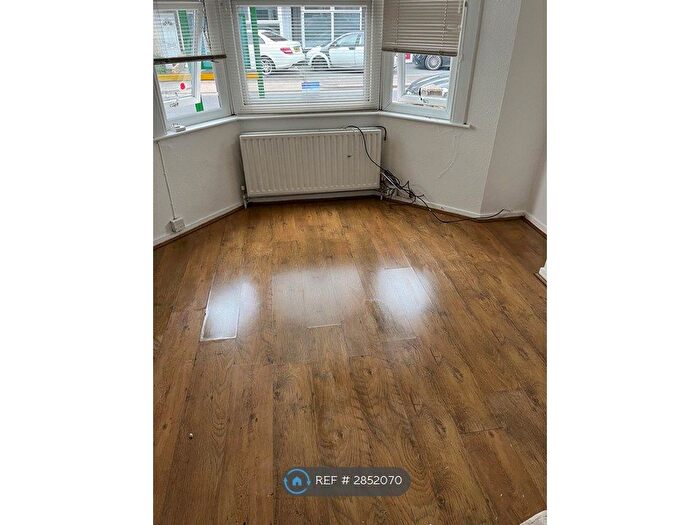 1 Bedroom Flat To Rent In Fairfax Drive, Westcliff-On-Sea, SS0