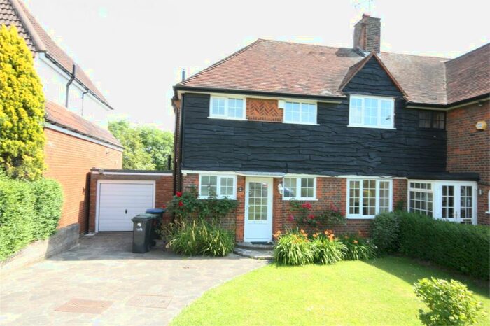 3 Bedroom Semi-Detached House To Rent In Cotswold Way, Enfield, EN2