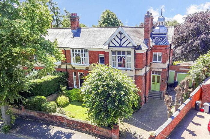 5 Bedroom Semi-Detached House For Sale In Queensberry Road, Kettering, NN15