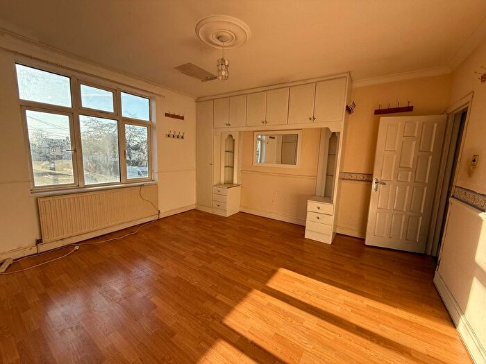 3 Bedroom Flat To Rent In Church Street, Dagenham, RM10