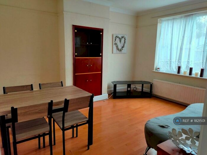 4 Bedroom Terraced House To Rent In Wesley Avenue, North Acton, NW10