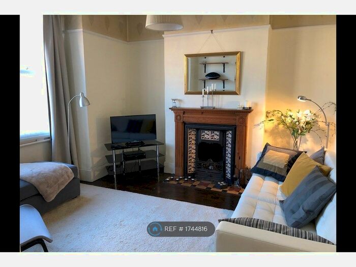 2 Bedroom Maisonette To Rent In Narbonne Avenue, London, SW4