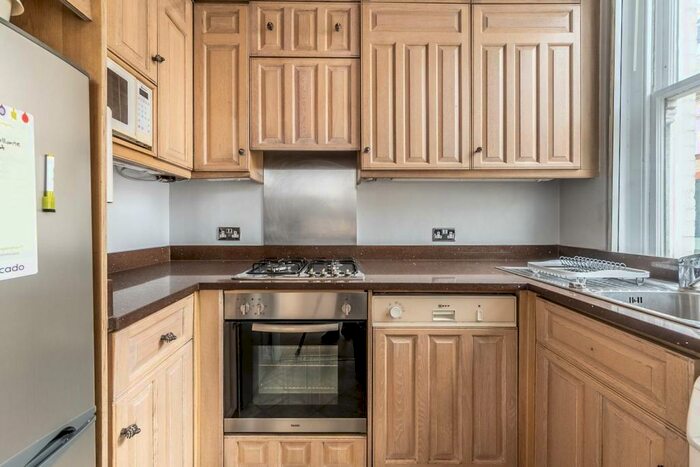 1 Bedroom Flat To Rent In Drayton Gardens, Chelsea, London, SW10