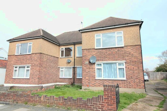 2 Bedroom Flat To Rent In Whalebone Grove, Chadwell Heath, Essex, RM6
