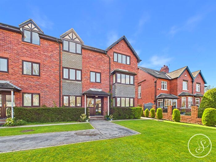 2 Bedroom Flat For Sale In North Park Avenue, Lidgett Park, Leeds, LS8