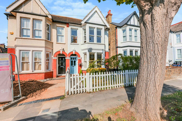 2 Bedroom Flat To Rent In Marine Avenue, Leigh-on-sea, SS9