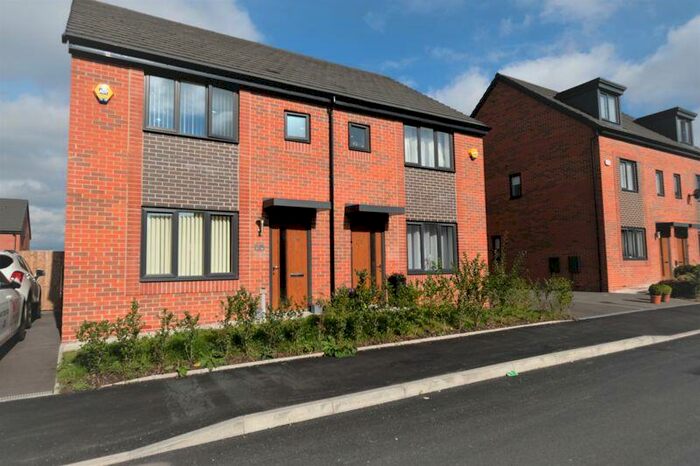 3 Bedroom Semi-Detached House To Rent In Blossom Way, Salford, M6