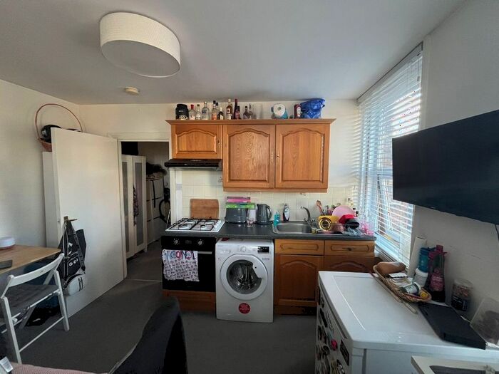 Studio To Rent In High Road, London, N12