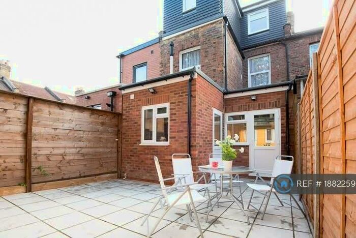 Studio To Rent In Leeds Street, London, N18