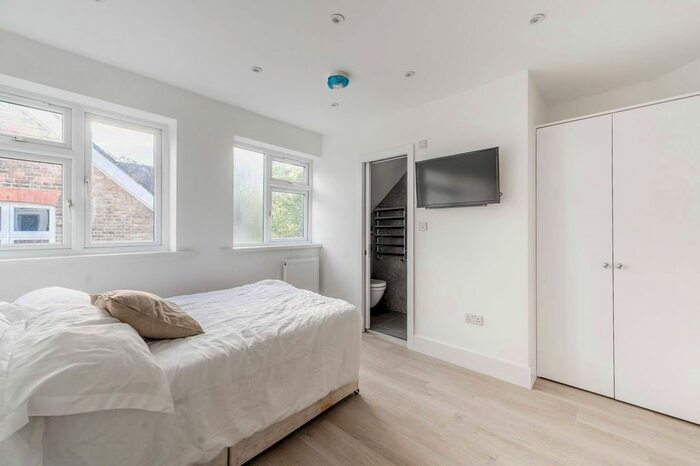 Studio To Rent In Spencer Road, Grove Park, London, W4