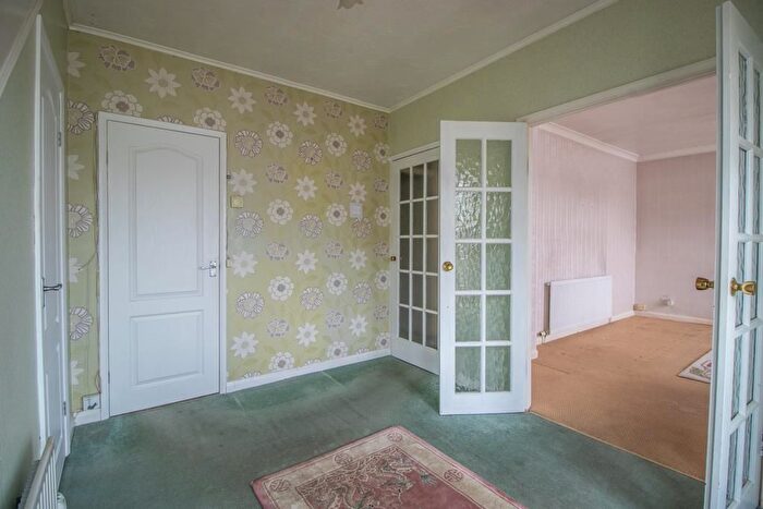 2 Bedroom Semi-Detached Bungalow For Sale In Thornford Gardens, Southend-On-Sea, SS2