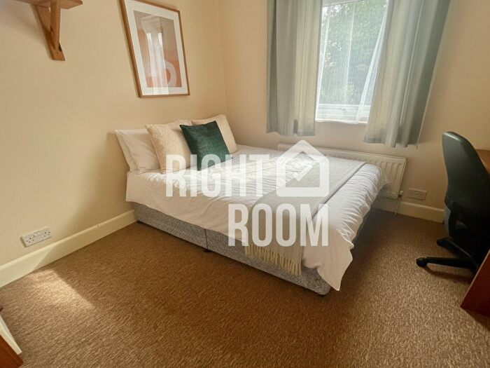 4 Bedroom Semi Detached House To Rent In Warren Crescent, Southampton, SO16