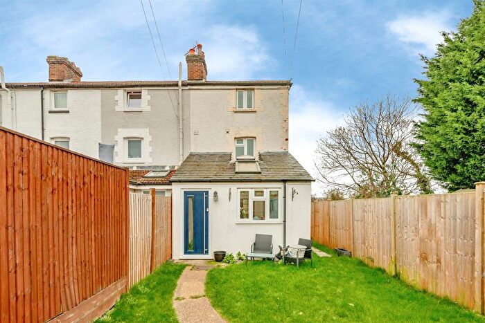 3 Bedroom End Of Terrace House For Sale In Hollis Row, Redhill, RH1